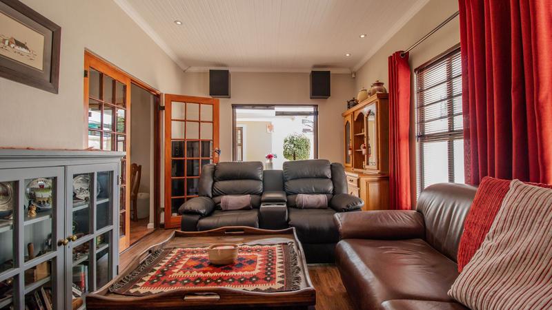 3 Bedroom Property for Sale in Uitzicht Western Cape